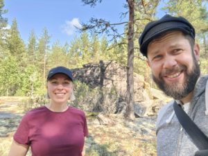 Outi-Hupaniittu-ja-John-Bjorkman-Kaurissalon-Kerjalaiskivella-kuvaaja-John-Bjorkman